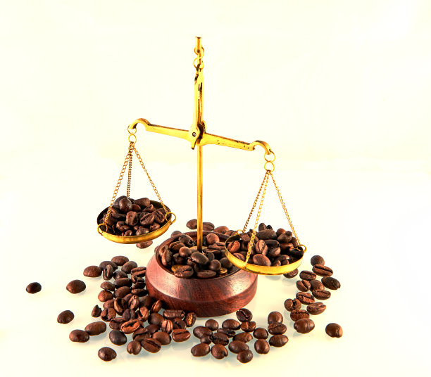 咖啡主题黄铜秤静物白色背景图片下载