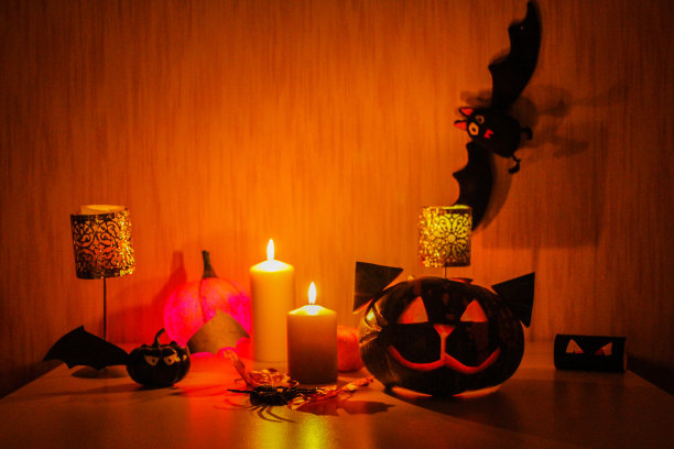 猫形状的南瓜是为了庆祝万圣节。家居装饰用自己的双手图片下载