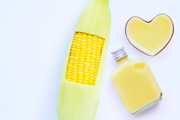 白色背景上加甜玉米汁或玉米奶的新鲜玉米。图片下载