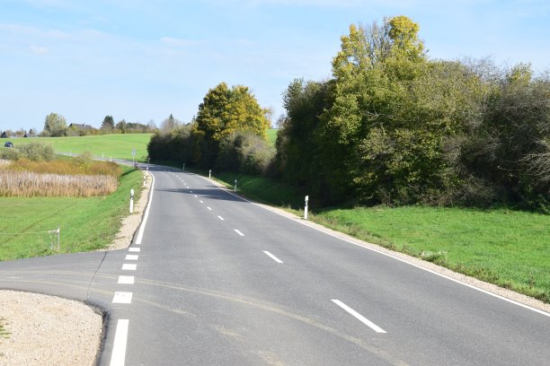 秋天笔直的乡村小路，艾菲尔图片下载