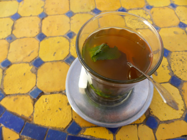摩洛哥薄荷茶，桌上铺着黄色和蓝色瓷砖。摩洛哥马拉喀什图片下载