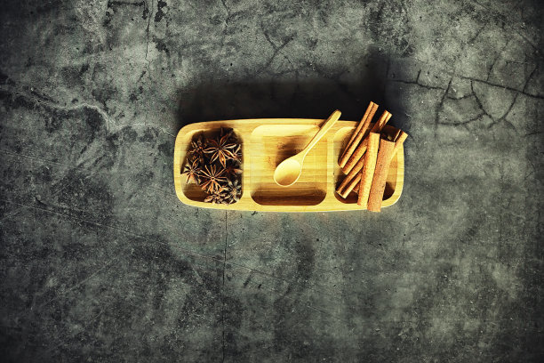 香料做饭。肉桂、茴香。杵香料。图片下载