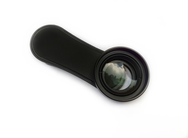 手机微距镜头与保持剪辑隔离在白色背景图片下载