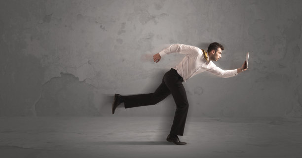 手里拿着设备的生意人图片下载