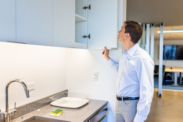 现代化的办公厨房，由水龙头向内看的人开的搁板柜图片下载