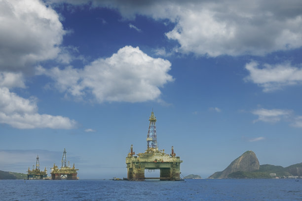 三个石油平台图片下载