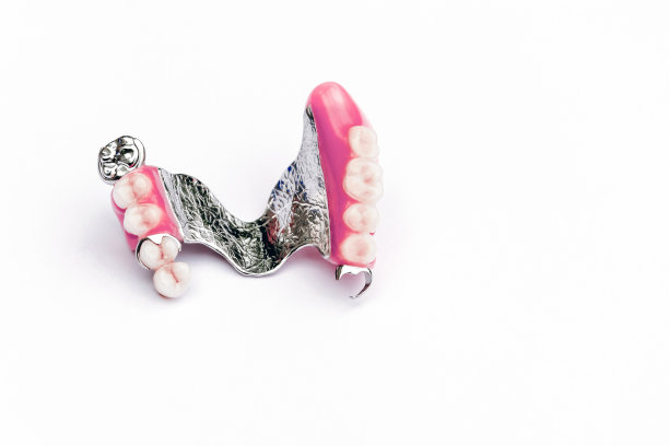 上颌钩形假体。上假牙。假牙。陶瓷牙。义齿。白色背景图片下载