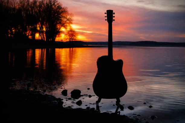 大自然中的吉他。浪漫的概念。图片下载