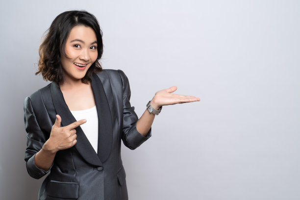 快乐的女人呈现拷贝空间孤立的白色背景图片下载