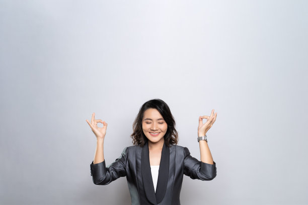 在白色背景上孤立的女人冥想握着她的手瑜伽姿势图片下载