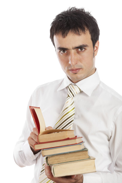 年轻英俊的白人男子的肖像穿着正式孤立在白色的背景看书，读有趣的文章图片下载