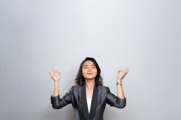 在白色背景上孤立的女人冥想握着她的手瑜伽姿势图片下载