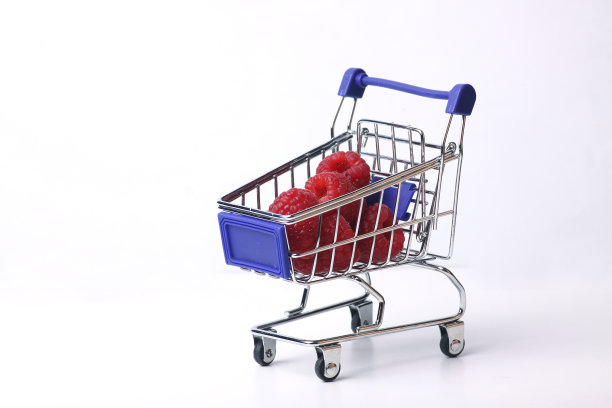 购物车与树莓孤立的白色背景图片下载