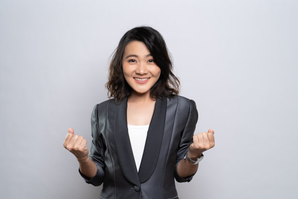 快乐的女人做出胜利的姿态孤立在白色的背景图片下载