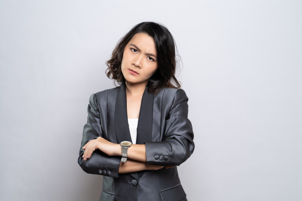 愤怒的女人孤立地站在白色的背景上图片下载