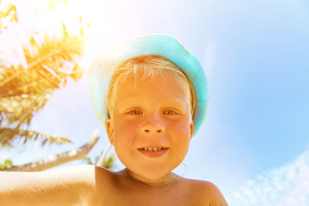 热带海滩上的男孩图片下载