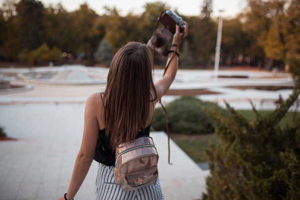 带着相机的年轻游客图片下载