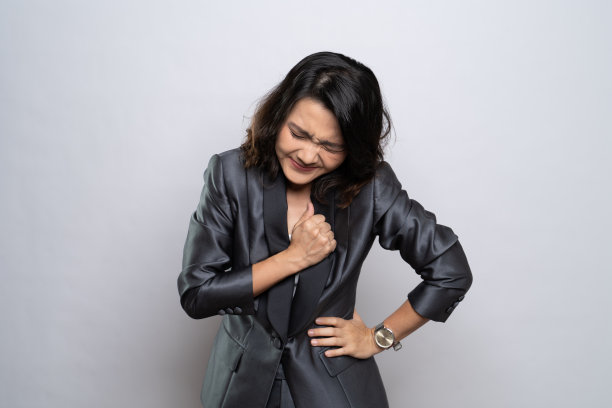 女商人在白色背景下有胸痛图片下载