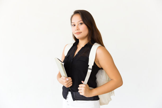 积极自信拿着笔记本的大学生图片下载