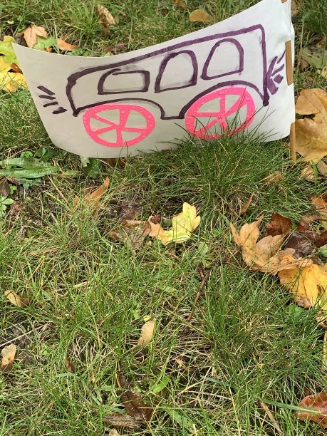 迷路的孩子躺在草地上画画图片下载