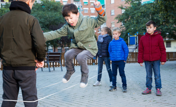 孩子们在院子里跳中国弹跳绳图片下载