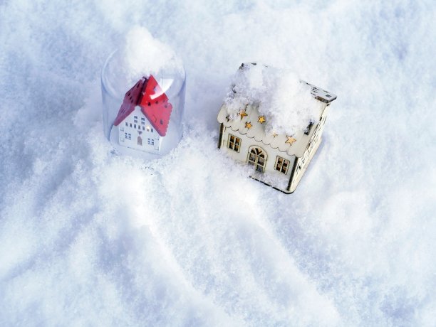 两个小玩具装饰房子与照明在雪图片下载
