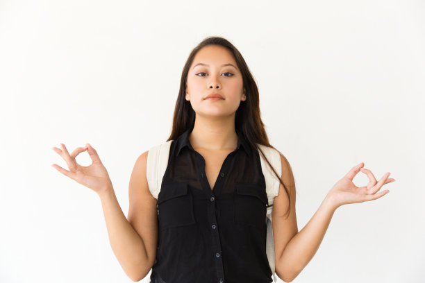 安静严肃的女孩做禅宗手势图片下载