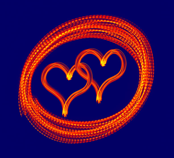 发光交织的心在一个圆圈- LED光画(红色)图片下载