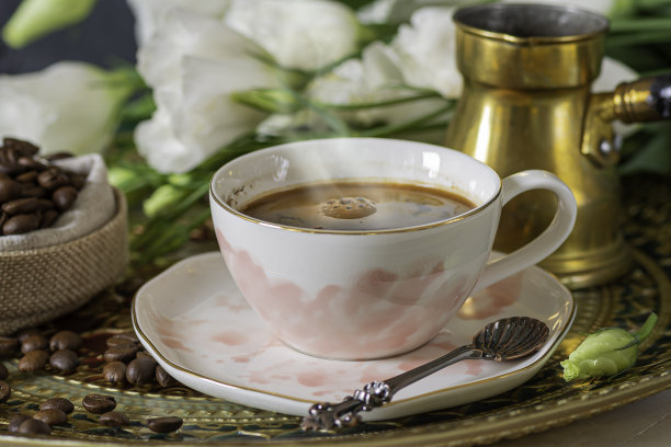 咖啡杯和咖啡豆特写图片下载