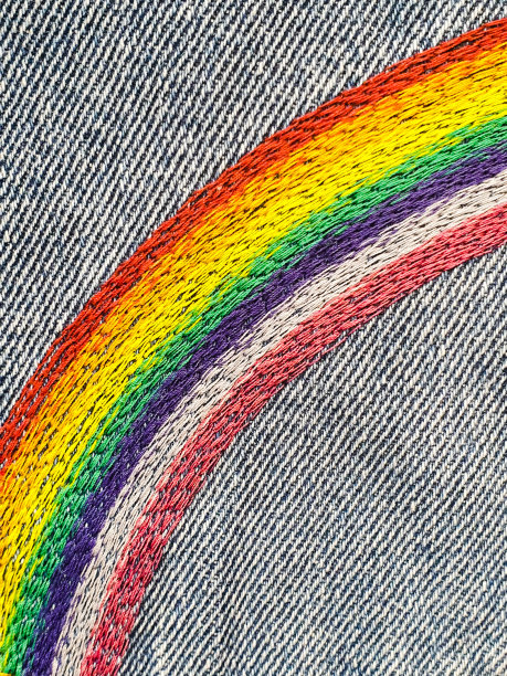 彩虹刺绣牛仔牛仔裤的特写图片下载