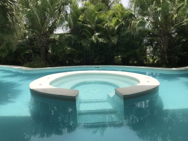 游泳池和楼梯的水下视图图片下载