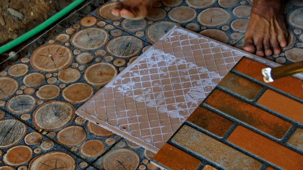 建筑工人在地板上安装瓷砖时图片下载