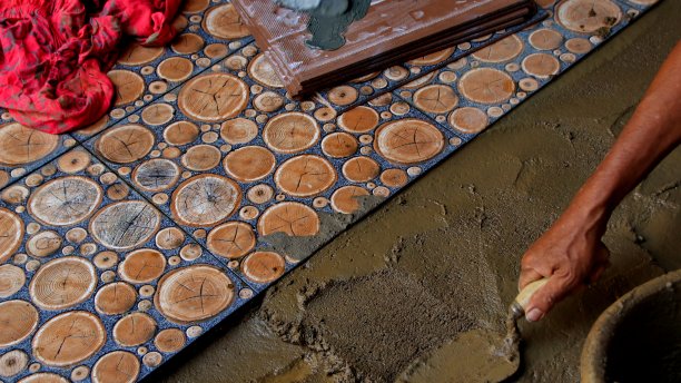 建筑工人在地板上安装瓷砖时图片下载