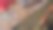 建筑工人在地板上安装瓷砖时图片下载