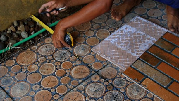 建筑工人在地板上安装瓷砖时图片下载