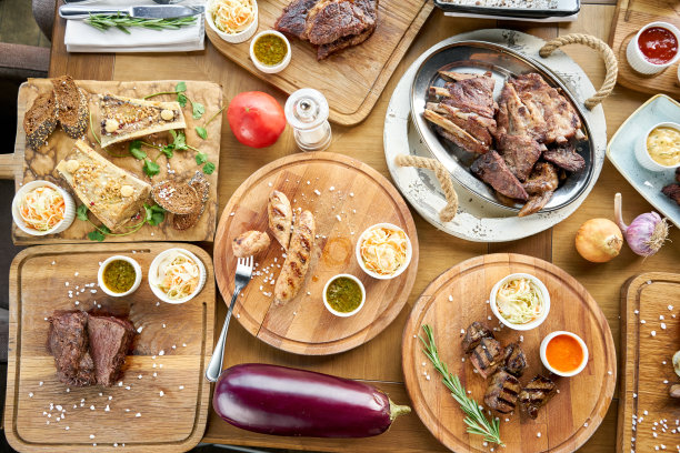 烧烤餐厅菜单。桌子上有许多不同的食物。晚宴或宴会。俯视图图片下载
