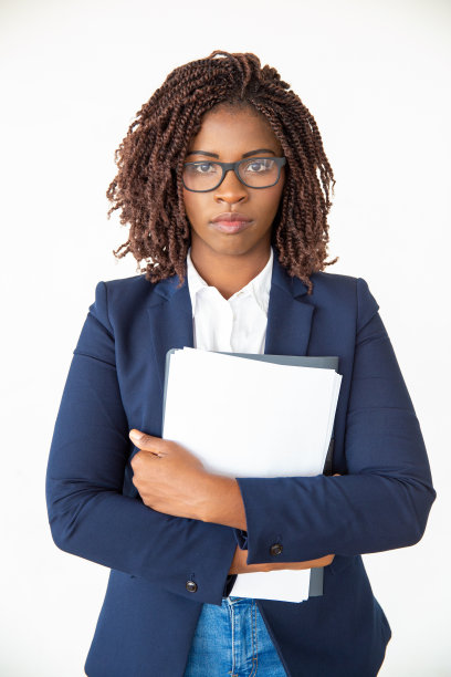 认真的年轻员工戴眼镜图片下载