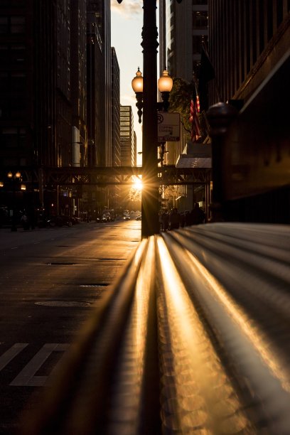 芝加哥街道上的日落图片下载