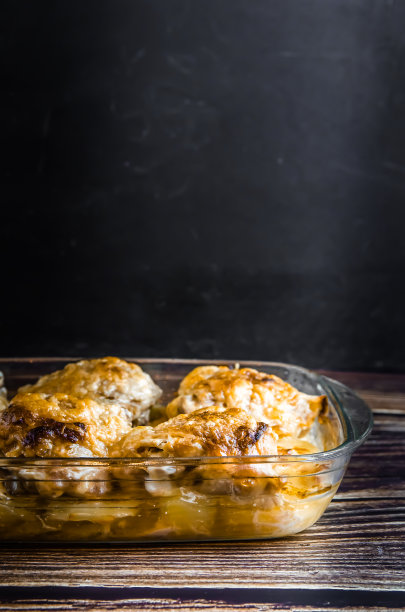 土豆烤鸡。高脂肪的食物。胆固醇图片下载