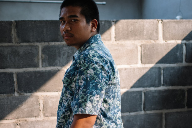 绝望的棕色皮肤男人图片下载