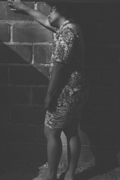 绝望的棕色皮肤男人图片下载