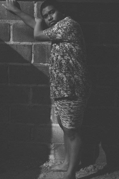 绝望的棕色皮肤男人图片下载