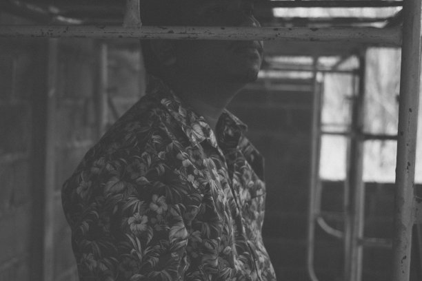 绝望的棕色皮肤男人图片下载