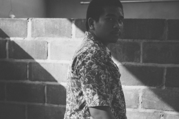 绝望的棕色皮肤男人图片下载