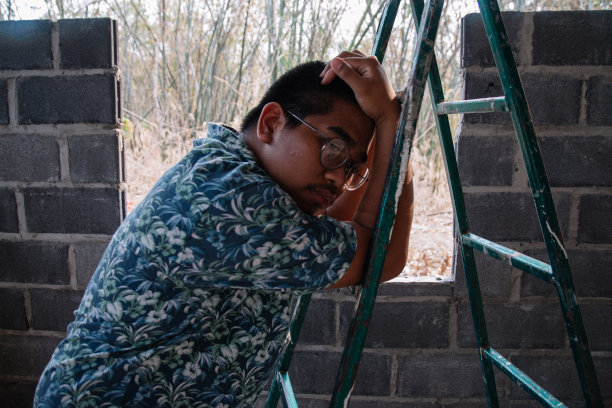 绝望的棕色皮肤男人图片下载