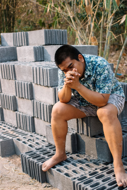 绝望的棕色皮肤男人图片下载