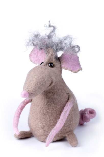 在白色背景上用毛毡制成的鼠软玩具图片下载