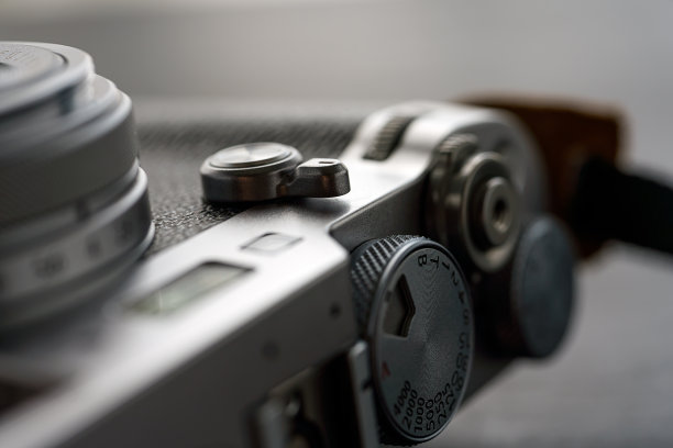 老式数码相机孤立在木制背景上图片下载