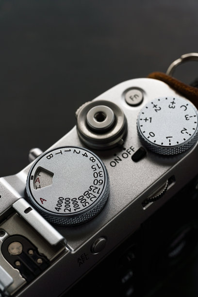 老式数码相机孤立在木制背景上图片下载