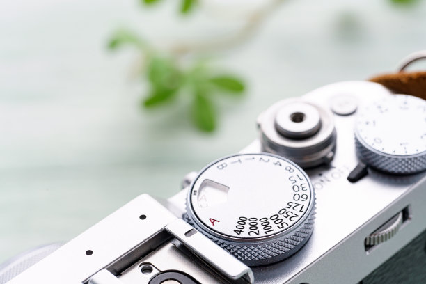 老式数码相机孤立在木制背景上图片下载